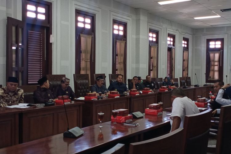 Komisi B DPRD Kota Malang bersama PT Kereta Api Indonesia (KAI) melakukan rapat kerja pembahasan tindak lanjut dari rencana penertiban bangunan di sekitar rel kereta api di Ruang Rapat, Lantai 3, Kantor DPRD Kota Malang pada Rabu (29/6/2022).