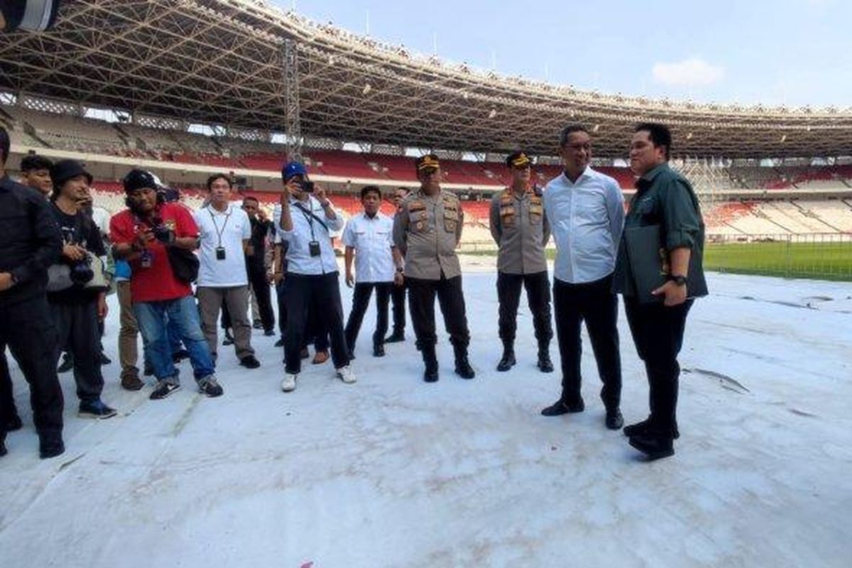 Pj Gubernur DKI Heru Budi Hartono bersama Ketua PSSI Erick Thohir saat mengecek kesiapan Stadion Utama Gelora Bung Karno (SUGBK) jelang Piala Dunia U-20, Senin (13/3/2023). 