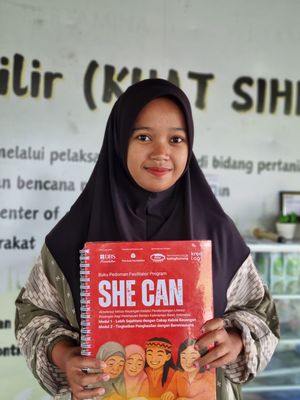 Modul She Can dipegang peserta.