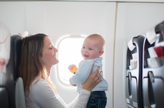 Tips Pilih Kursi untuk Anak Saat Naik Pesawat agar Lebih Nyaman