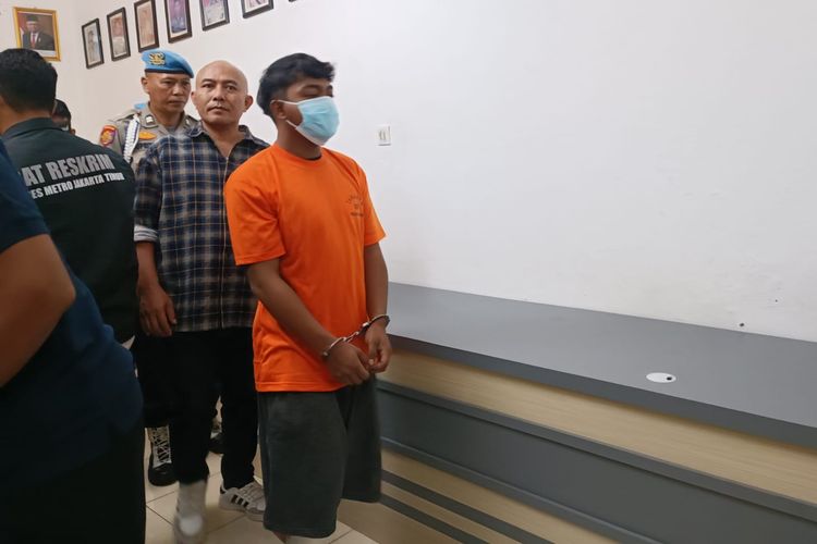 MIK (21), pelaku pembacokan hansip di Kalisari, Jakarta Timur, akhirnya tertangkap, Polsek Pasar Rebo, Jakarta Timur, Rabu (26/7/2023).