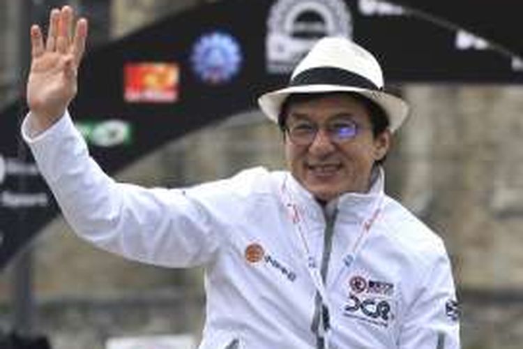 Aktor Jackie Chan mengikuti parade peserta Le Mans 24 Hours di Le Mans, Perancis, pada 17 Juni 2016. 