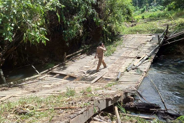 Sebuah jembatan di Desa Langan, Kecamatan Belimbing, Kabupaten Melawi, Kalimantan Barat (Kalbar) ambruk diterjang banjir bandang, Selasa (19/10/2021) dini hari. Diduga, banjir bandang diduga terjadi akibat meningkatnya curah hujan dalam beberapa hari terakhir.