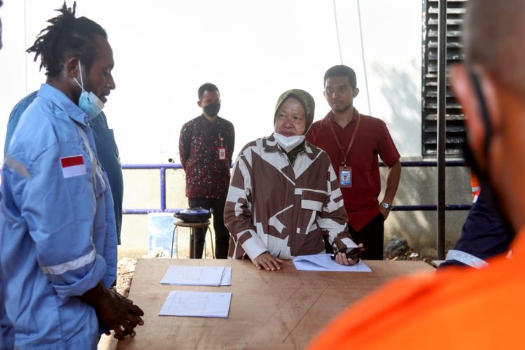 Menteri Sosial (Mensos) Tri Rismaharini saat mengunjungi lokasi workshop Pemanfaatan Fiberglass untuk pembuatan kapal long boat dalam program kewirausahaan sosial di Kampus ITS, Sabtu (4/6/2022).

