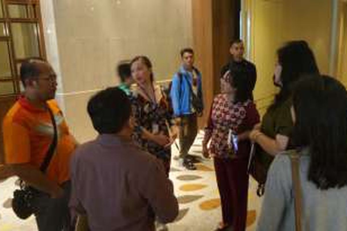Dinas Kesehatan, Kementerian Kesehatan, dan Polisi menggerebek sebuah kegiatan yang diduga praktik konsultasi dokter asing dengan pasien Indonesia di hotel mewah di Jakarta Pusat, Sabtu (9/3/2016). 
