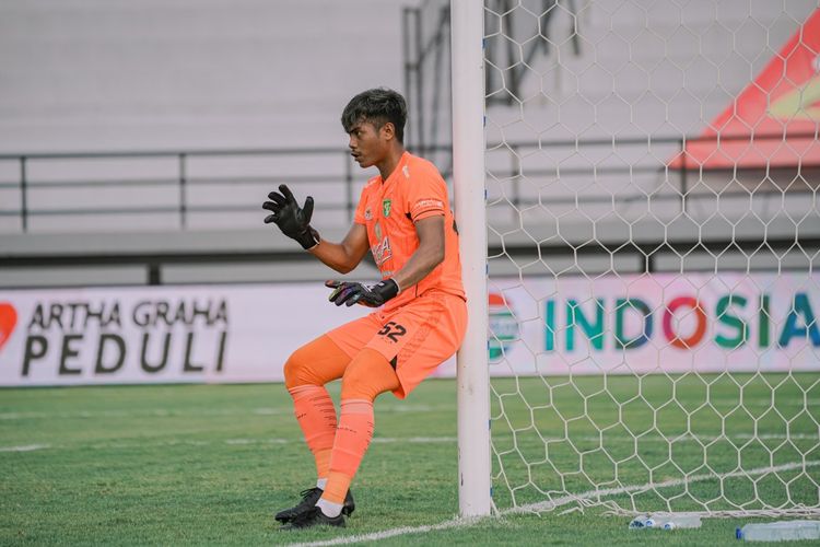 Andhika Ramadhani saat bermain di salah satu laga Liga 1 musim 2021/2022. Kini ia masuk dalam daftar pemain yang dipanggil STY untuk mengikuti TC Timnas. (Persebaya)