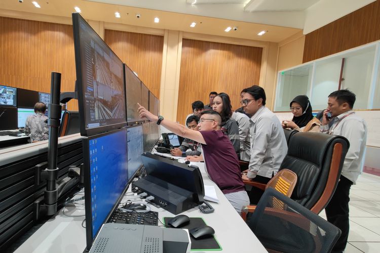 Teknisi dari China mengajarkan engineer lokal di pusat kendali KA Cepat Whoosh di Tegalluar, Bandung.