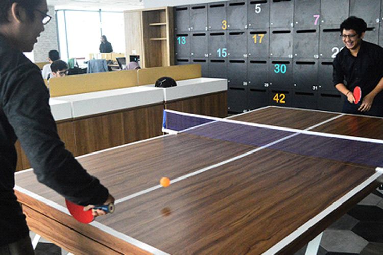 Dua orang karyawan Cartenz Group, sedang bermain tenis meja mengisi waktu luang di kantor pusat Cartenz yang berada di gedung AIA Central, Sudirman, Jakarta, Selasa (21/11/2017). 