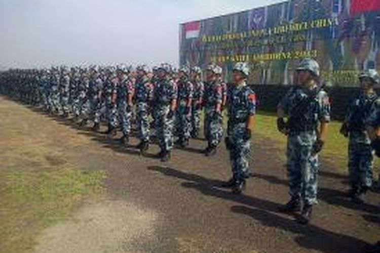 Pasukan PLAAF China mengikuti latihan tempur bersama Korps Paskhas TNI AU di Bandung, Jawa Barat, Rabu (6/11/2013).