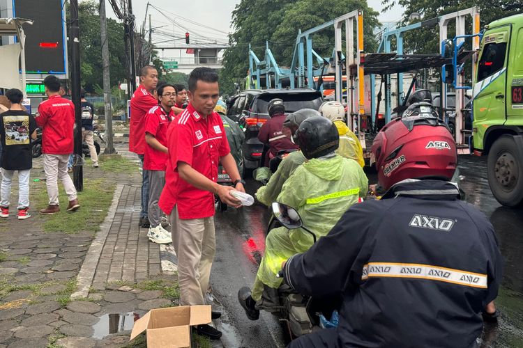 Komunitas Toyota Avanza dan Daihatsu Xenia yang tergabung dalam klub bernama AXIC (AvanzaXenia Club) merayakan hari jadi yang ke-20 pada Rabu (3/4/2024), di Mall Grand Cakung, Jakarta Timur. 
