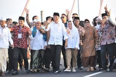 Jokowi dan Iriana Diarak di Atas Mobil Hias Saat Pawai di Palembang