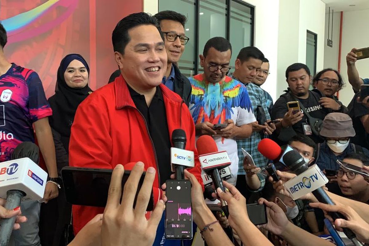 Menteri BUMN, Erick Thohir, tiba di Kantor PSSI, GBK Arena, Senayan, Jakarta, Minggu (15/1/2023), untuk mendaftar sebagai calon ketua umum PSSI. Artikel ini berisi Jadwal dan Tahapan Pemilihan Ketua Umum PSSI 2023-2027.