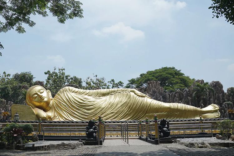 Patung Buddha Tidur di Maha Vihara Majapahit, Kabupaten Mojokerto, Jawa Timur.