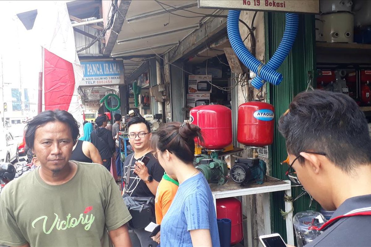 Sejumlah Toko Elektronik di Jalan KH. Agus Salim, Kota Bekasi ramai pengunjung yang hendak beli genset, Senin (5/8/2019).