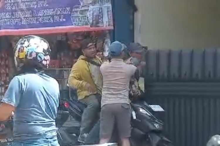 Aksi Epriyanto mengusir debt colector di Semper Barat, Cilincing, Jakarta Utara, Selasa (28/5/2024).