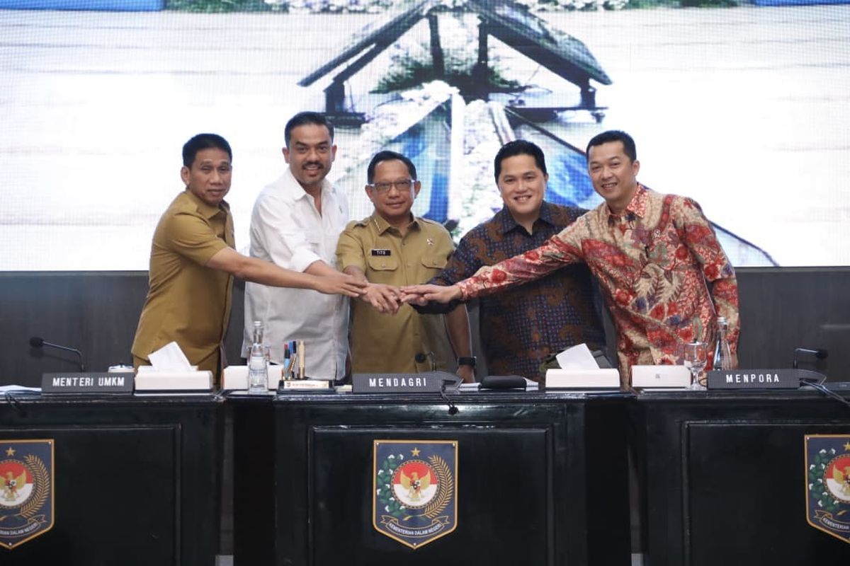 Mendagri Tito dalam acara Penandatanganan Nota Kesepahaman (MoU) antara Kementerian Pemuda dan Olahraga (Kemenpora), Kementerian Dalam Negeri (Kemendagri), dan Kementerian Usaha Mikro Kecil dan Menengah (UMKM) tentang Sinergi Pengelolaan dan Pemanfaatan Sarana dan Prasarana Olahraga Pusat dan Daerah, di Kantor Pusat Kemendagri, Jakarta, Selasa (2/12/2025).