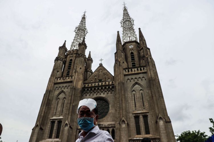 Umat Katolik saat memasuki Gereja Katedral di Jakarta, Kamis (1/4/2021). Sebanyak 5.590 personel gabungan dari Polri dan TNI disiapkan untuk mengamankan Perayaan Paskah 2021 pada pekan ini.