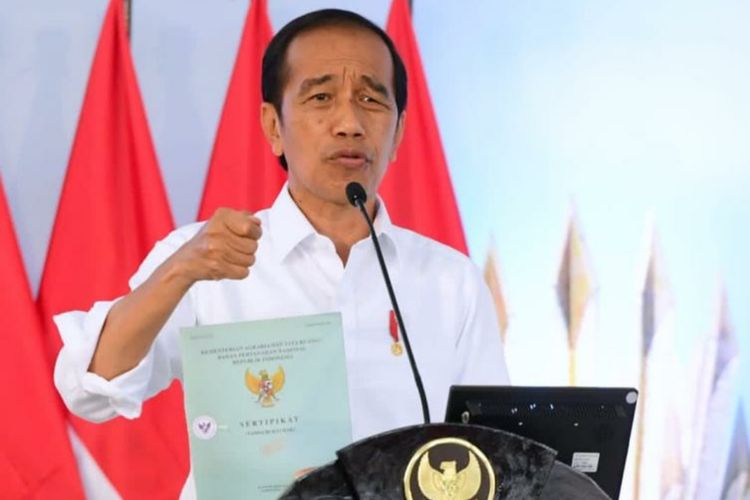 Presiden Joko Widodo membagikan sertifikat tanah.