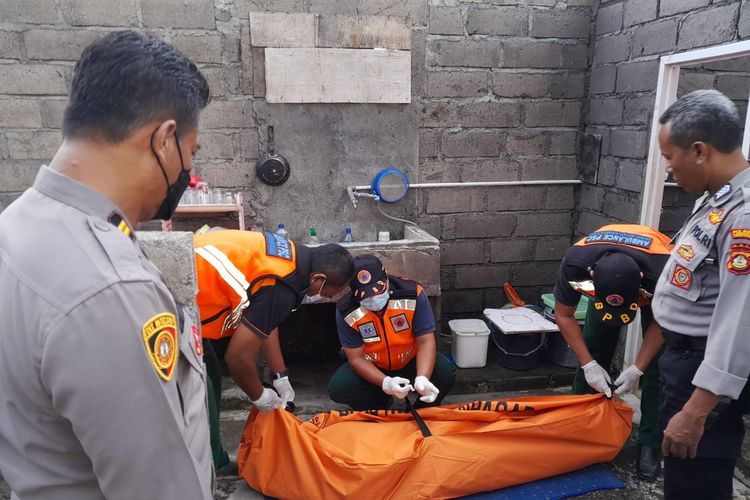 Jenazah korban saat dievakuasi oleh petugas BPBD Kota Denpasar pada Selasa (11/10/2022). /Dok. Polresta Denpasar