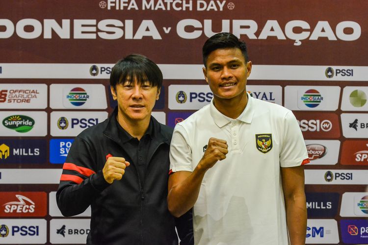 Pelatih Timnas Indonesia Shin Tae-yon dan pemainnya Fachruddin Aryanto berfoto bersama setelah jumpa pers Jumat (23/9/2022) jelang pertandingan Indonesia vs Curacao. Laga pertama timnas Indonesia vs Curacao bakal berlangsung di Stadion Gelora Bandung Lautan Api (GBLA) dan bisa disaksikan melalui live streaming pada Sabtu (24/9/2022) mulai pukul 20.00 WIB.