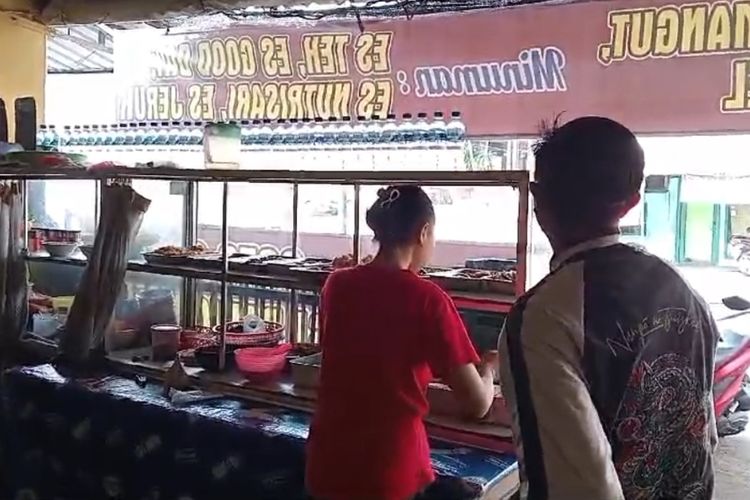 Viona, pemilik warung Mbak Sri di Jalan Gajah Raya, Kelurahan Sambirejo, Kecamatan Gayamsari Semarang, Kawa Tengah sedang melayani pembeli pada Senin (4/3/2024).