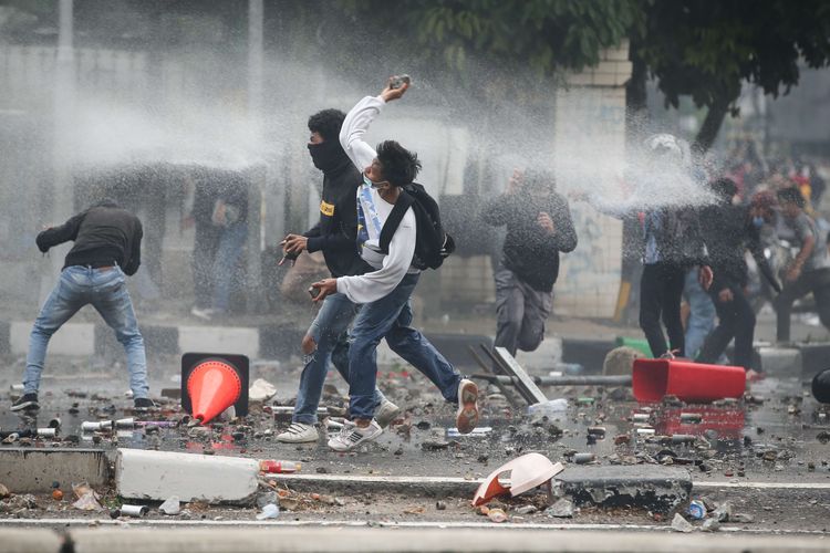 Kericuhan terjadi saat demonstrasi menolak UU Cipta Kerja di kawasan Istana Negara, Jakarta, Kamis (8/10/2020).