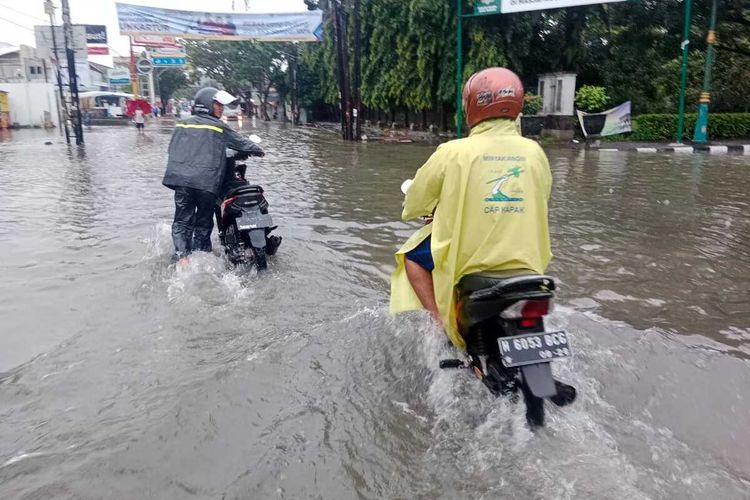 Beberapa daerah di Kota Semarang dilanda banjir karena hujan ekstrem. Sabtu (31/12/2022)