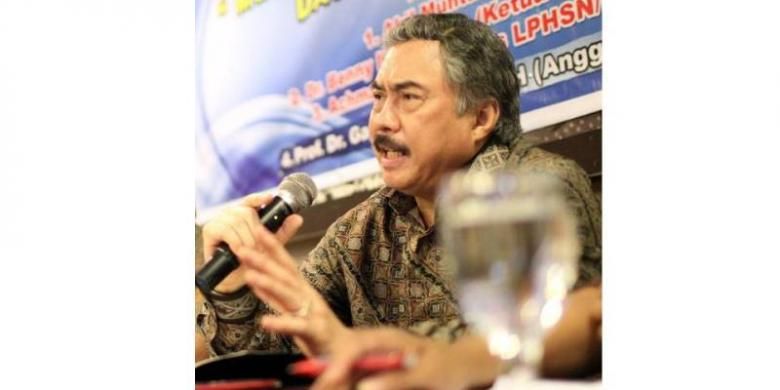 Gayus Lumbuun saat menjadi pembicara dalam diskusi di Bumbu Dapur, Cikini, Jakarta, Minggu (12/12/2010).    
