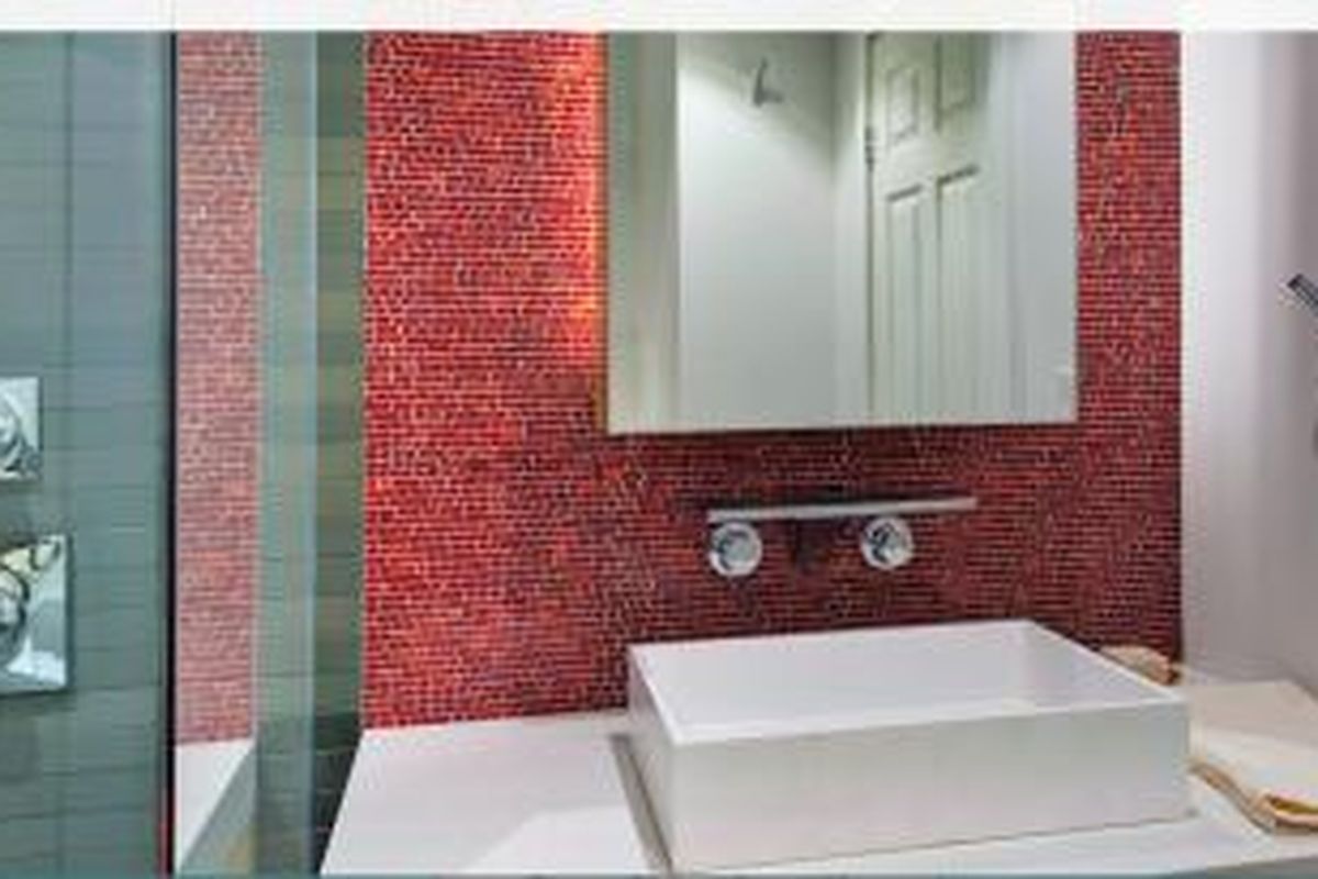 Keramik mosaik adalah susunan kotak yang teratur dengan warna acak. Tampilanya bisa berupa keramik utuh dengan warna mozaik atau kumpulan keramik-keramik kecil.