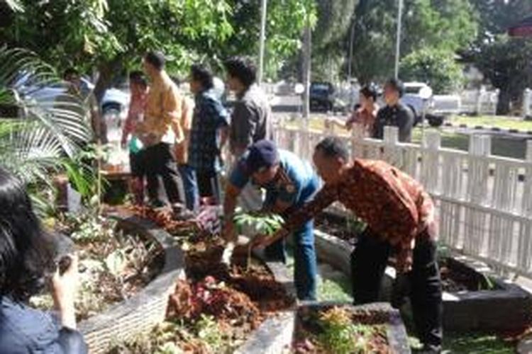 Gubernur Bengkulu, Junaidi Hamsyah (Batik kuning), Danlanal, dan Direktur SIEJ Igg Maahadi, melakukan penanaman bunga bangkai sebagai simbol pengkuhan SIEJ Simpul Bengkulu