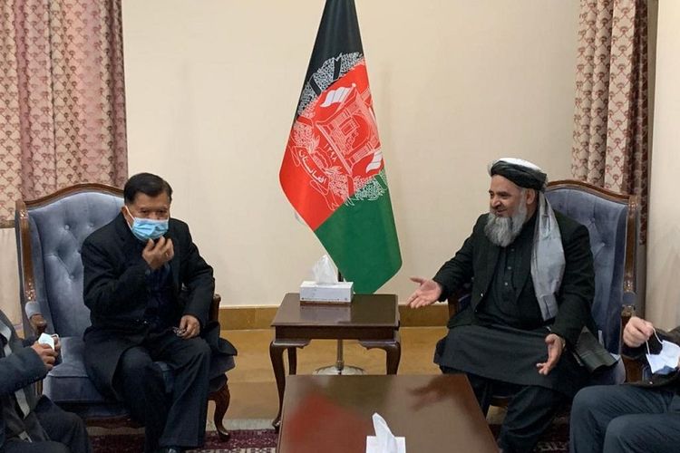 Jusuf Kalla, mantan wakil presiden RI berkunjung ke Afghanistan dan disambut baik oleh Mohammad Qasim Halimi, Menteri Agama dan Haji Afghanistan, Rabu (23/12/2020).