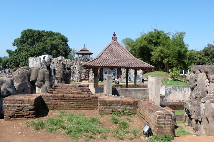Situs bersejarah di tengah kota Cirebon, Gua Sunyaragi.