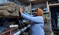 Pernah Merugi Berbisnis Beras dan Kayu, Titin Sukses jadi Perajin Layang-layang