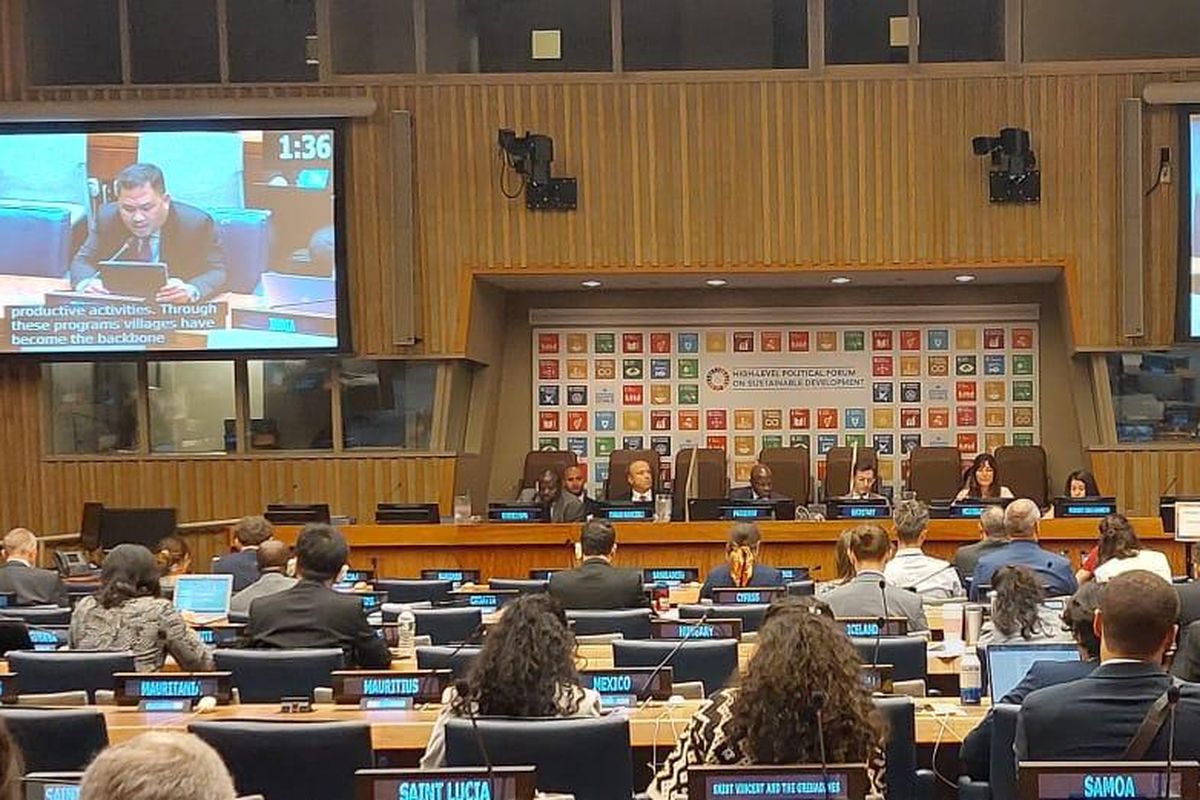 Kepala Badan Pengembangan dan Informasi Kementerian Desa, PDT, dan Transmigrasi (Kemendesa PDTT) Ivanovich Agusta saat menyampaikan pesan Indonesia dalam sesi Small Islands Developing States (SIDS), Selasa, (11/7/2023) waktu setempat.
