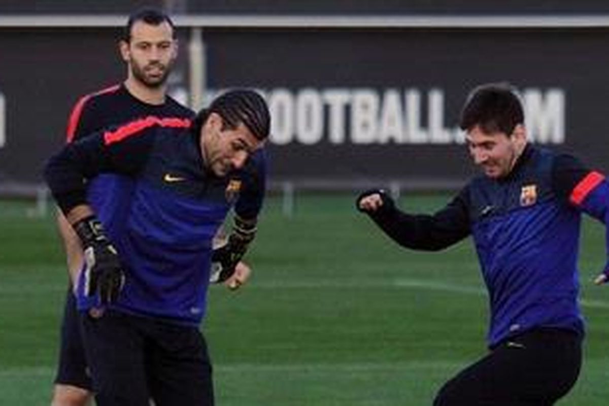 Penyerang Lionel Messi (kanan), kiper Jose Manuel Pinto (kiri), dan gelandang Javier Mascherano (di belakang Pinto) saat mengikuti sesi latihan Barcelona, di Sports Center Joan Gamper, di Sant Joan Despi, Senin (11/3/2013).