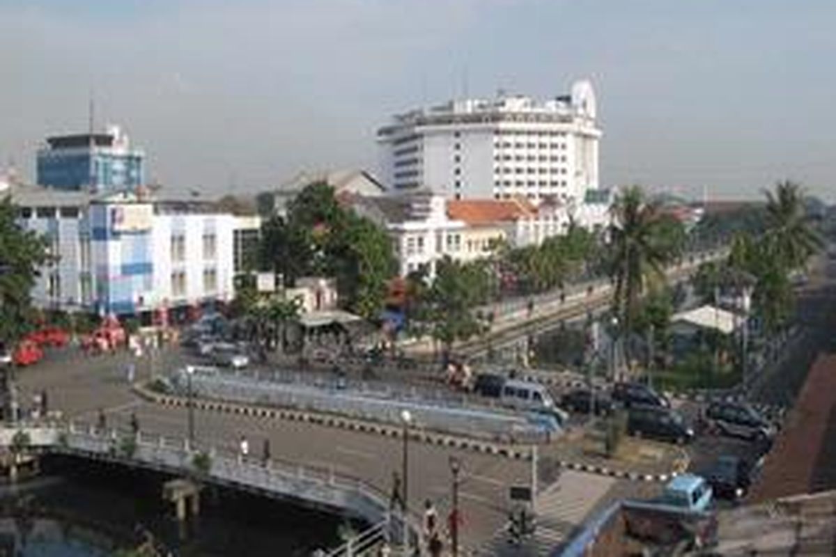 Kalibesar pernah jadi urat nadi kehidupan di Batavia. Kini bangunan di kawasan itu lebih banyak yang kosong bahkan nyaris hancur. Kota Tua hanya jadi tempat perlintasan. 