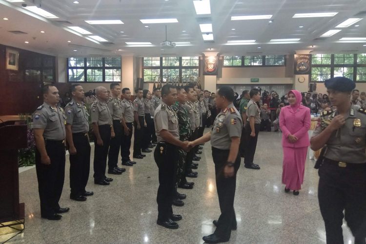 Kapolri Jenderal Tito Karnavian memberikan  penghargaan kepada 43 anggota Bhabinkamtibmas dan 2 anggota Babinsa karena dinilai telah ikut mendorong kemajuan Polri. Acara berlangsung di aula Rupatama Gedung Mabes Polri, Jakarta Selatan, Jumat (13/10/2017).