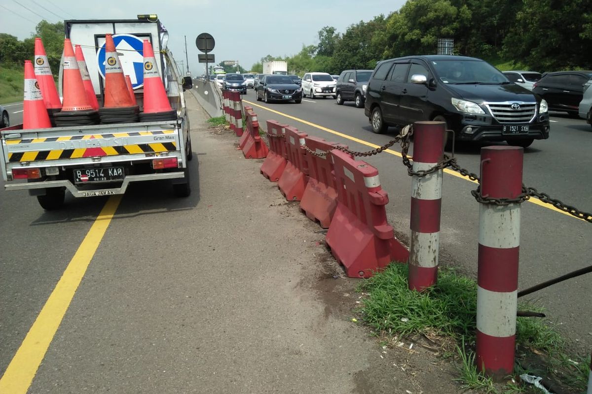 Kondisi arus lalu lintas (lalin) di Tol Jakarta-Cikampek.