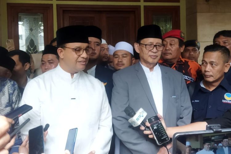 Anies Baswedan mampir ke kediaman Mantan Gubernur Banten Wahidin Halim dalam pertemuan akbar bersama dengan Anies Baswedan dalam acara yang bertajuk Anies Mendengar Warga Tangerang pada Rabu (25/1/2023). 