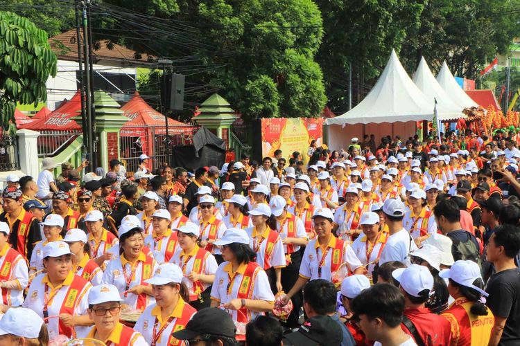 Prosesi 12 Tahunan Gotong Toapekong pada 2024, melibatkan hampir 2.500 peserta arak-arakan. Acara ini diselenggarakan setiap 12 tahun sekali atau setiap tahun Naga menurut penanggalan Tionghoa.