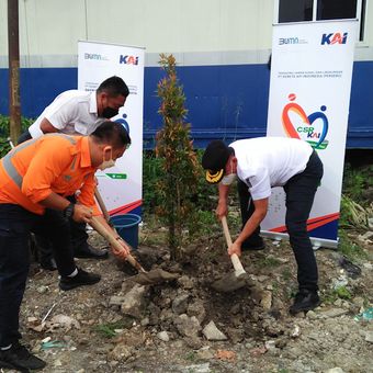 Penanaman pohon yang dilakukan jajaran PT KAI Daop 8 di sekitaran Stasiun Indro Gresik, Kamis (31/3/2022).