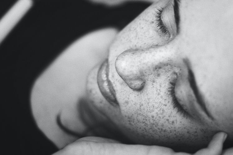 Tidur dengan waktu yang cukup bisa menyeimbangkan proses kimia dalam otak.