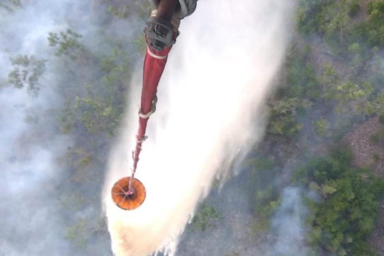 Pemadaman kebakaran hutan dan lahan yang dilakukan Badan Penanggulangan Bencana Daerah (BPBD) Sumsel menggunakan helikopter waterboombing.