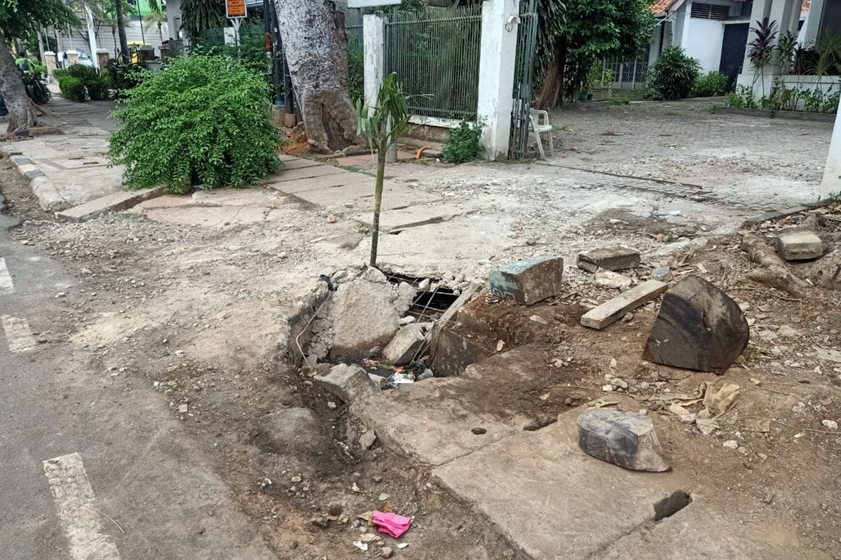 Saluran air di Jalan Matraman Raya, Jakarta Timur, jebol usai bus pariwisata terperosok, Senin (2/12/2019).