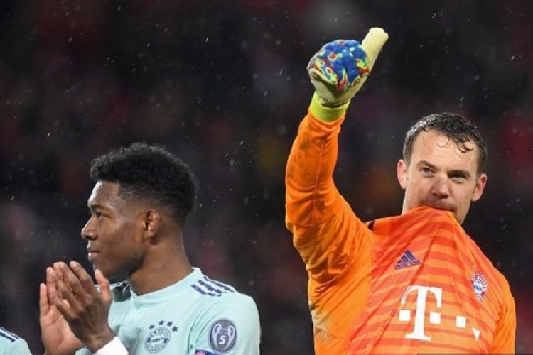 Bek Bayern David Alaba (kiri) dan kiper Bayern Manuel Neuer memberi isyarat kepada para suporter di lapangan setelah babak 16 besar Liga Champions antara Liverpool dan Bayern Muenchen di Stadion Anfield di Liverpool, Inggris, pada 19 Februari 2019.