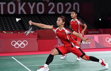 Pebulutangkis ganda putri Indonesia Greysia Polii/Apriyani Rahayu mengembalikan kok ke arah ganda putri Korea Selatan Lee Sohee/Shin Seungchan dalam semifinal Olimpiade Tokyo 2020 di Musashino Forest Sport Plaza, Tokyo, Jepang, Sabtu (31/7/2021). Greysia/Apriyani menang 21-19, 21-17 dan melaju ke final. ANTARA FOTO/Sigid Kurniawan/foc.