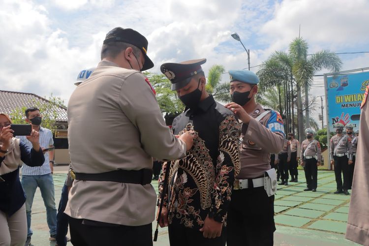 Oknum anggota Kepolisian Polres Purworejo yang bertugas di Polsek Loano atas nama Aipda AL (inisial) tertunduk lesu saat diberhentikan dengan tidak hormat