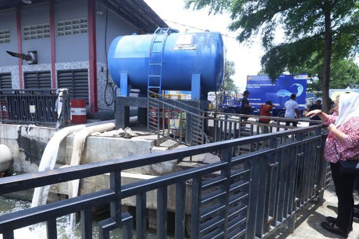 Wali Kota Semarang, Hevearita Gunaryanti Rahayu saat meninjau kinerja Rumah Pompa Kali Tenggang dalam upaya pengendalian banjir belum lama ini.