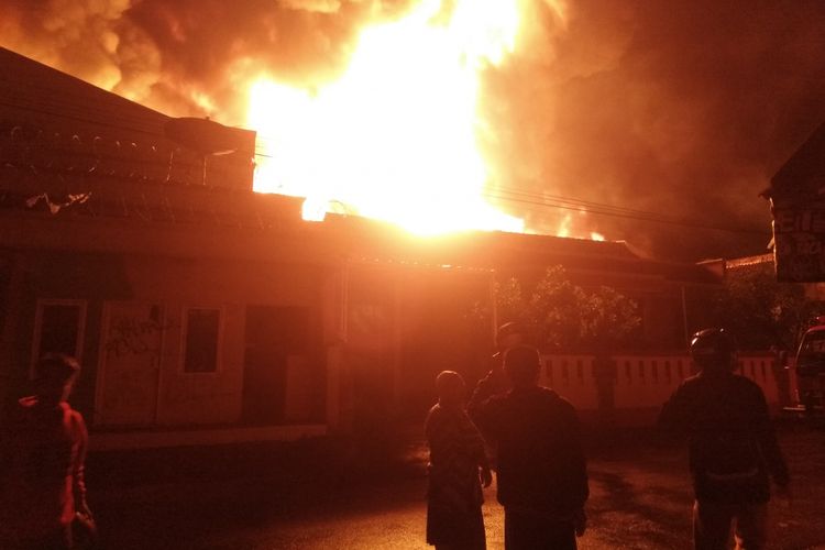 Gudang plastik Dollar Milik Lungna Wijaya, terbakar dan merembet ke rumah warga di Jalan Cikurubuk (ABR) Kecamatan Mangkubumi, Kota Tasikmalaya, Rabu (16/1/2019) petang. 