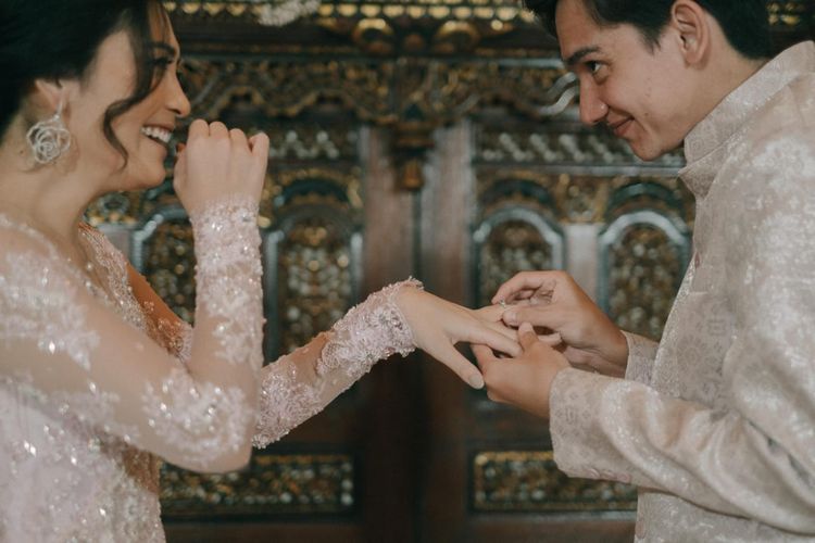 Aktor Adipati Dolken menyematkan cincin di jari manis kekasihnya, Canti Tachril, pada acara lamaran y Pernikahan itu akan dilangsungkan pada 18 Desember 